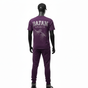 Ensemble t-shirt et pantalon de jogging pour homme en jersey de coton élasthanne GSM de haute qualité, avec bande latérale violette et logo en strass, 2 pièces. - Product Image 2