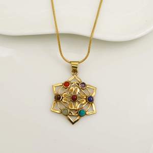 Pendentif plaqué or sept chakras, forme fleur, serti de pierres naturelles, style bohème unisexe, bijoux de mode - Product Image 1
