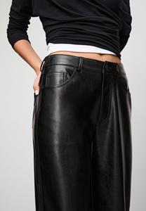 Pantalones de piel de cordero de cintura alta y pierna recta con bolsillos, de longitud completa, corte holgado, estilo casual, para otoño. - Product Image 2