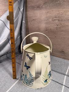 Aspersor de agua blanco con estampado de mariposas y plantas, ideal para plantas de jardín al aire libre y decoración del hogar inspirada en la naturaleza, de la India. - Product Image 2