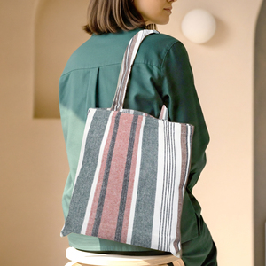 กระเป๋าผ้าแคนวาสลายทางย้อมสีคุณภาพเยี่ยมทันสมัย ผลิตจากผ้าฝ้าย 100% สำหรับการช้อปปิ้ง ราคาขายส่งถูกในอินเดีย - Product Image 1