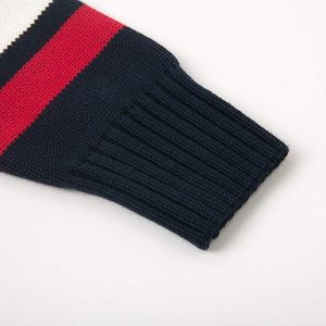 Cárdigan Transpirable de Dos Tonos con Cuello en V para Hombre, Diseño Varsity, Suéter de Punto a Rayas para un Estilo Urbano Contemporáneo - Product Image 3