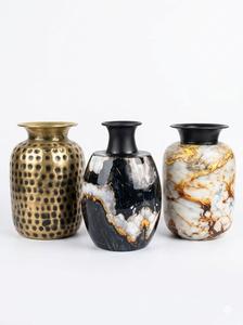 Vase à fleurs en métal pour la décoration de la maison, finition laiton antique avec design martelé et embossé, conçu pour la décoration de table. - Product Image 2