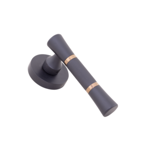 Juego de manillas modernas de latón macizo de tono dual para puerta, con rosca redonda, acabado negro mate PVD, oro rosa, oro brillante y negro brillante, con cerradura de palanca. - Product Image 4