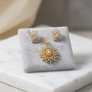Ensemble de pendentifs en diamant avec pierre centrale taille émeraude, finition or, bijoux de mariage de luxe pour femmes - Product Image 1