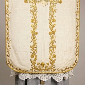 Chasuble de luxe pour église catholique, brodée à la main avec du fil d'or - Product Image 4