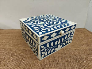 Boîte à bijoux en résine noire et blanche incrustée, élégante boîte de rangement artisanale pour bagues, boucles d'oreilles et souvenirs, boîtes à mouchoirs en provenance d'Inde en vente - Product Image 4