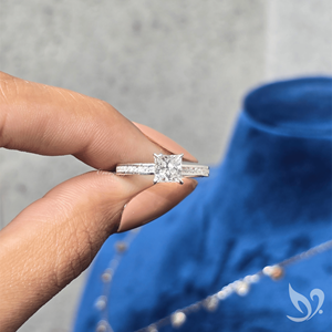 Anillo de Compromiso con Diamante Cultivado en Laboratorio, Corte Princesa de 1 Quilate, Certificado IGI, Banda con Engaste de Canal, Oro Blanco de 10K - Product Image 5