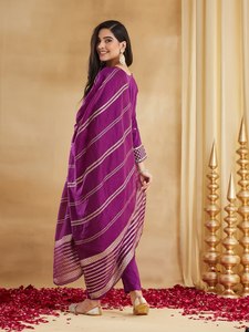 Ensemble Kurta et pantalon en viscose de soie violette de qualité supérieure avec dupatta tissé pour femme, tenue ethnique de créateur pour fêtes et occasions spéciales - Product Image 2