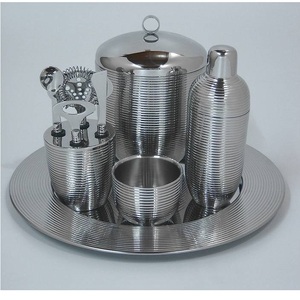 Juego de Barra de Lujo de 7 Piezas con Diseño Acanalado Plateado, Juego de Coctelera de Acero Inoxidable con Bandeja Redonda y Herramientas para Hotel, Bar, Regalo de Boda - Product Image 1