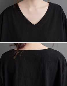 Robe maxi minimaliste en lin noir à col en V avec poches - Product Image 3