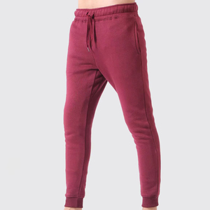 Ensemble de survêtement slim fit personnalisé avec logo pour homme, comprenant un sweat à capuche en molleton bordeaux et un pantalon de jogging fuselé à revers, coupe athlétique - Product Image 2