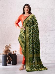 Dupatta Bandhani para fiestas con trabajo de Zari dorado - Product Image 3