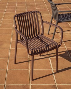 Chaise de salle à manger d'extérieur en métal moderne, design minimaliste, accoudoirs empilables, finition marron - Product Image 6