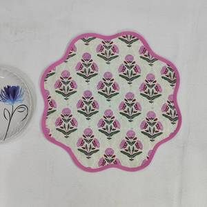 Set de dessous-de-plat ronds festonnés à motif botanique, en tissu imprimé, faciles d'entretien, lavables en machine, pour une décoration rustique de cuisine et salle à manger. - Product Image 2