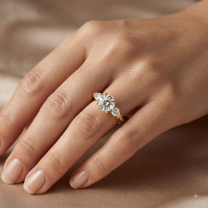 Bague de Fiançailles et d'Anniversaire Unisexe en Or 10K, Design Classique Tendance, Personnalisable avec Trois Moissanites, Cadeau Idéal pour Fête - Product Image 2