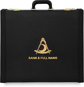 Étui pour tablier Honorant la mémoire des anciens adjoints grands maîtres des districts, cet étui offre une ajustement parfait pour les anciens. - Product Image 4