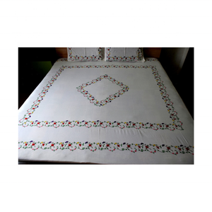 Colcha sostenible bordada a mano de algodón 100% blanco floral 250gsm suave y acogedora hecha en la India disponible para pedidos a granel - Product Image 1