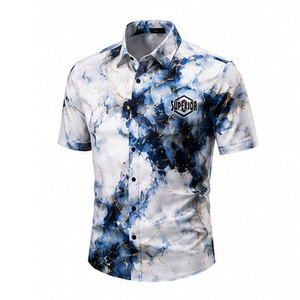 Camisa de Hombre con Botones y Estampado Moderno, Tela Ligera y Suave, Diseño Gráfico Elegante, Perfecta para Ocasiones Casuales y Fines de Semana - Product Image 1