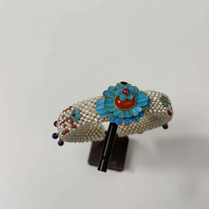 Brazalete Delicado con Cuentas Bordadas de Flor de Begonia - Joyería Vintage Blanca para Mujer - Regalo - Product Image 5