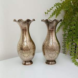 Jarrón decorativo de latón con acabado antiguo, perfecto para interiores de casas de lujo y arreglos florales. - Product Image 1