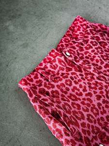 Vaqueros de mezclilla con estampado de leopardo personalizados para unisex, pantalones de mezclilla de cintura alta para hombre, pantalones de mezclilla de pierna ancha para mujer. - Product Image 2