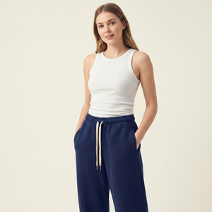 Shorts Bermuda pour femmes avec bordure contrastante blanche, logo personnalisé, qualité supérieure, 100% coton, couleur chair. - Product Image 2
