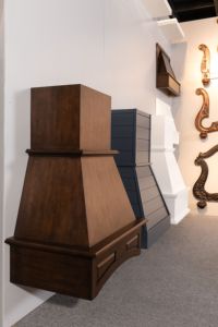 Cache-hotte décoratif en bois sur mesure pour cuisinière et armoire de cuisine – Amélioration élégante du mobilier de cuisine - Product Image 3