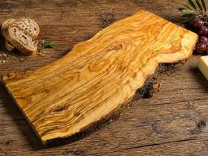 Planche à découper rustique en bois d'olivier, planche de service à bords naturels, planche à charcuterie artisanale, cadeau de cuisine avec bord en écorce naturelle - Product Image 4