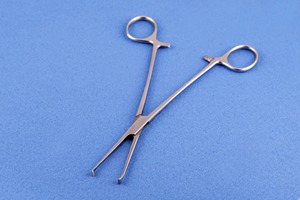 Pinzas de tejido Allis de grado profesional con mordazas dentadas para un control seguro del tejido en cirugía - Product Image 3
