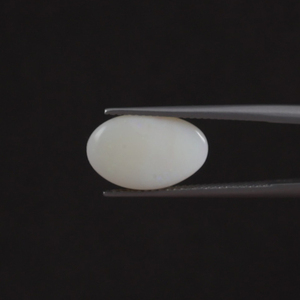 โอปอลธรรมชาติสีขาวคุณภาพพรีเมียม รับรองโดย IGI น้ำหนัก 3.98 กะรัต รูปทรงวงรี ตัดด้วยมือ ขัดเงา ผ่านการเคลือบด้วยแว็กซ์/น้ำมัน ขนาด 15x9.5 มม. - Product Image 3