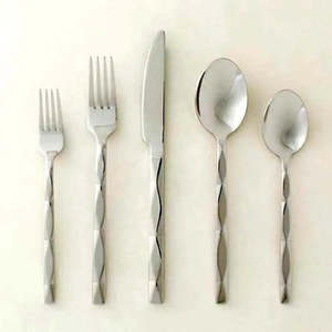 Ensemble de couverts en métal élégant pour la maison, les restaurants et les hôtels, avec une prise en main confortable et un poids équilibré - Product Image 1