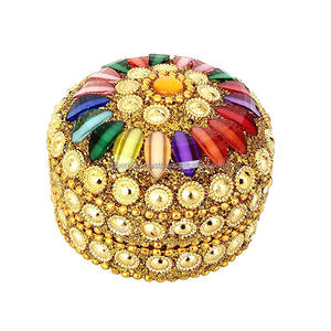 Boîte à bijoux légère et ronde avec un magnifique design floral, décorée de paillettes et de perles, idéale comme cadeau de mariage pour les êtres chers. - Product Image 5