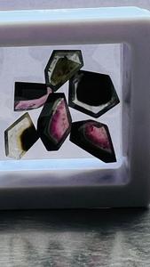 Lot de pierres précieuses naturelles en tourmaline bicolore, formes fantaisie facettées, pour la fabrication de bijoux, collection en gros - Product Image 3