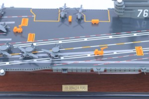Portaaviones USS RONALD REAGAN CVN-76 - Maqueta de Barco de Guerra Estadounidense de Madera Pintada a Mano - Product Image 3
