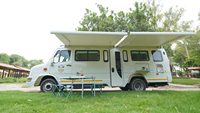 Achetez une nouvelle caravane de voyage tout-terrain à double essieu avec lits triples / Caravane de luxe tout-terrain pour voyages mobiles en Autriche