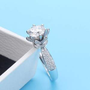 แหวนมงกุฎมอยซาไนต์โรสโกลด์ 14K สำหรับผู้หญิง RITZIN สุดหรู ดีไซน์โดดเด่น เหมาะสำหรับงานหมั้นและงานแต่งงาน - Product Image 2