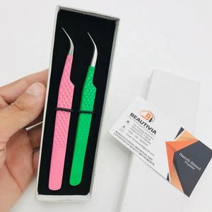 Pinzas curvadas en J personalizadas profesionales, aplicador de fibra de extensión de pestañas de acero inoxidable sostenible, grabado en Punta fuerte - Product Image 3