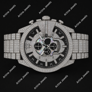 Reloj de Hombre con Esfera de Calavera en Tono Plateado, Completamente Adornado con Piedras, Detalles Negros, Cronógrafo, Fecha y Diseño de Lujo - Product Image 3