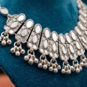 Conjunto de collar choker plateado con cuentas colgantes de diseño floral y aretes a juego para mujeres que usan ropa étnica, festiva y tradicional. - Product Image 3