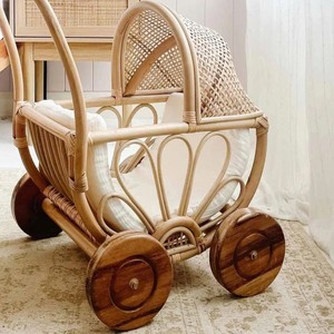 Poussette pour poupée en rotin artisanal de qualité supérieure, avec roues en bois et capote, pour la décoration de la chambre d'enfant ou de la crèche. - Product Image 2