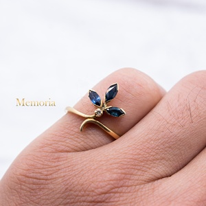 Bague florale en or jaune massif 18 carats avec saphir bleu naturel et diamants, style bypass, collection Memoria Jewels, vente en gros - Product Image 5