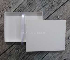 กล่องของขวัญสีขาวหรูหรา ฝาเปิดแบบยกออกได้ พร้อมตราสัญลักษณ์ปั๊มฟอยล์ทอง และริบบิ้นผ้าซาตินสำหรับดึงเปิด กล่องใส่การ์ดเชิญงานแต่งงาน - Product Image 2