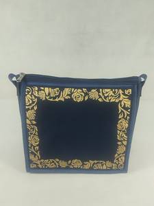 Sac messager bleu marine avec imprimé floral doré, fermeture éclair et bandoulière réglable - Product Image 2