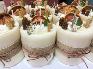 Vela artesanal de cera de soja y palma con flores secas y rodaja de naranja, redonda, blanca, decorativa, tipo votiva, para decoración del hogar y bodas. - Product Image 3