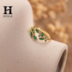 Anillo Ajustable de Oro de 18K con Hoja de Esmeralda y Circonita Verde Corte Marquesa, Diseño Floral de Rama Abierta para Mujer - Product Image 1