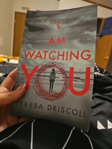 Estoy observándote de Teresa Driscoll, libro de bolsillo, edición en inglés, novela de suspense, misterio y thriller - Product Image 4