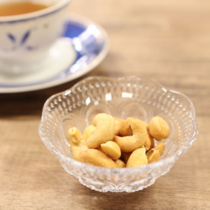 Anacardos Japoneses Premium Tostados y Sazonados con Sal Dashi, Condimento Umami de Kombu Japonés, Bocadillo Gourmet Sabroso Hecho en Japón - Product Image 1