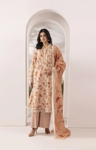 Les dernières créations de shalwar kameez pakistanais de marque pour femmes, en coton/lawn, imprimés. - Product Image 5