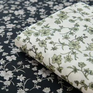 Tissu en popeline de coton respirant, uni ou imprimé floral, tissé, poids moyen 120 GSM, 58/60 pouces, pour chemises, chemisiers et robes pour filles et garçons - Product Image 1